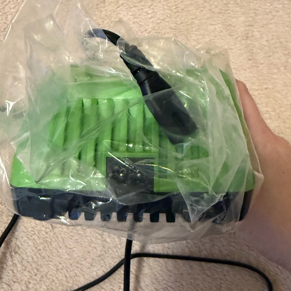 Green Lithium-Ion Battery Charger - Picture 6 of 11